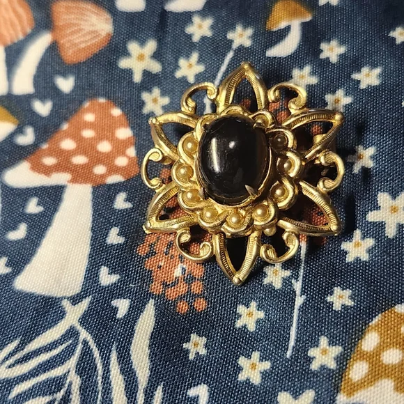 Vintage brooch gold tone filigree design black gem - Picture 7 of 8